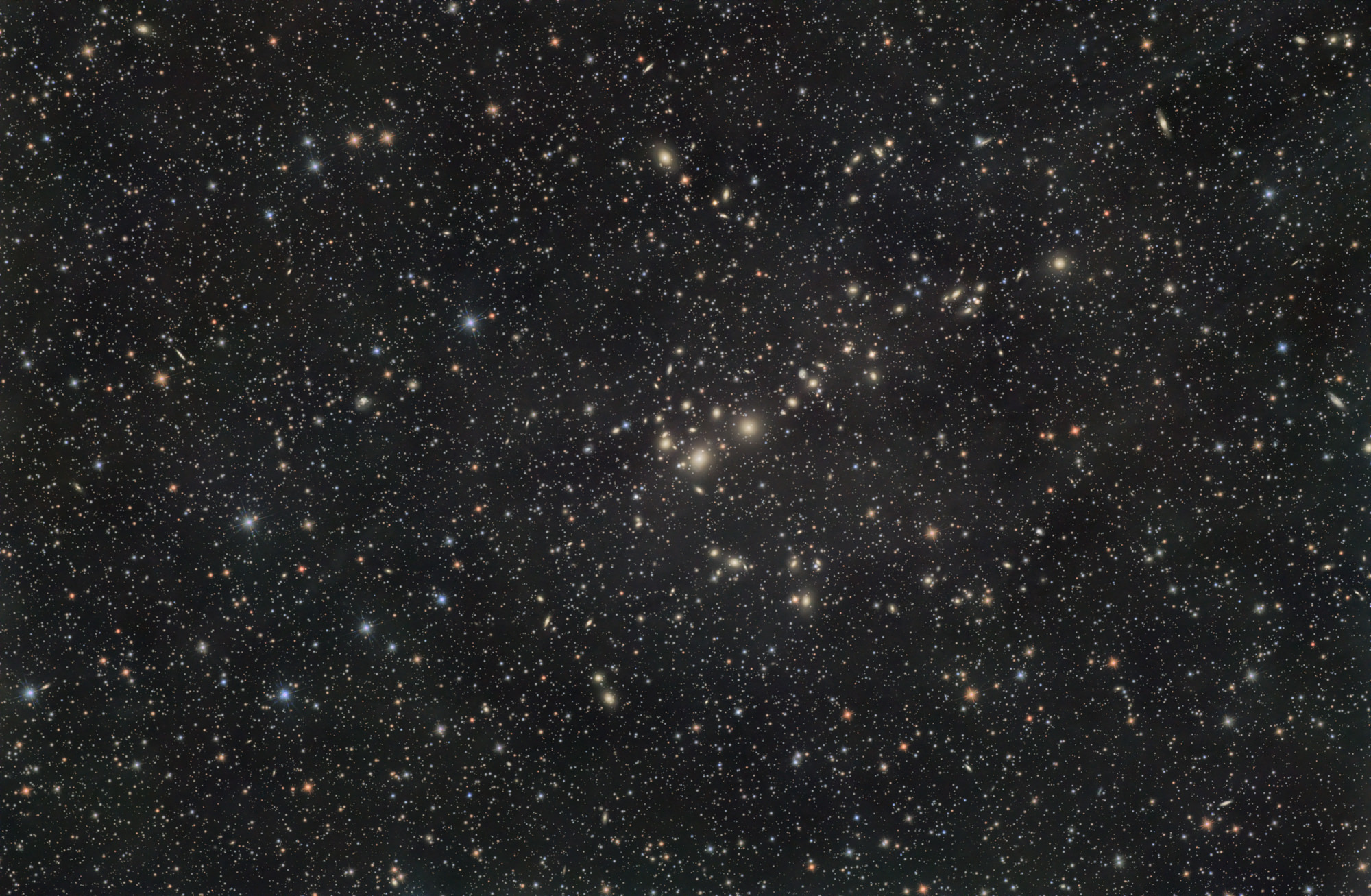 Der Perseus Galaxienhaufen oder auch Abell 426 ist Teil des Pisces-Perseus-Superhaufens, der sich über 15 Grad erstreckt und mehr als 1000 Galaxien enthält.